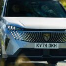 Frente do Peugeot 5008 cinza.