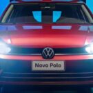 Dianteira do Volkswagen Polo com os faróis acesos.