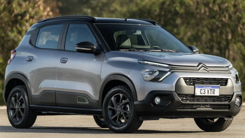 Citroën C3 XTR 2026 prata parado na diagonal.