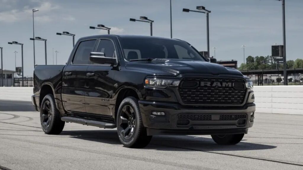 Ram 1500 preta em movimento.