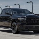 Ram 1500 preta em movimento.