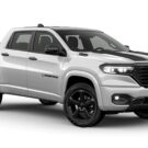 Rampage NFL Edition branca com detalhes em preto parada na diagonal.