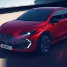 Novo Renault Clio 2026 vermelho parado na diagonal com os faróis ligados.