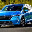 Renault Clio 2026 azul na diagonal.