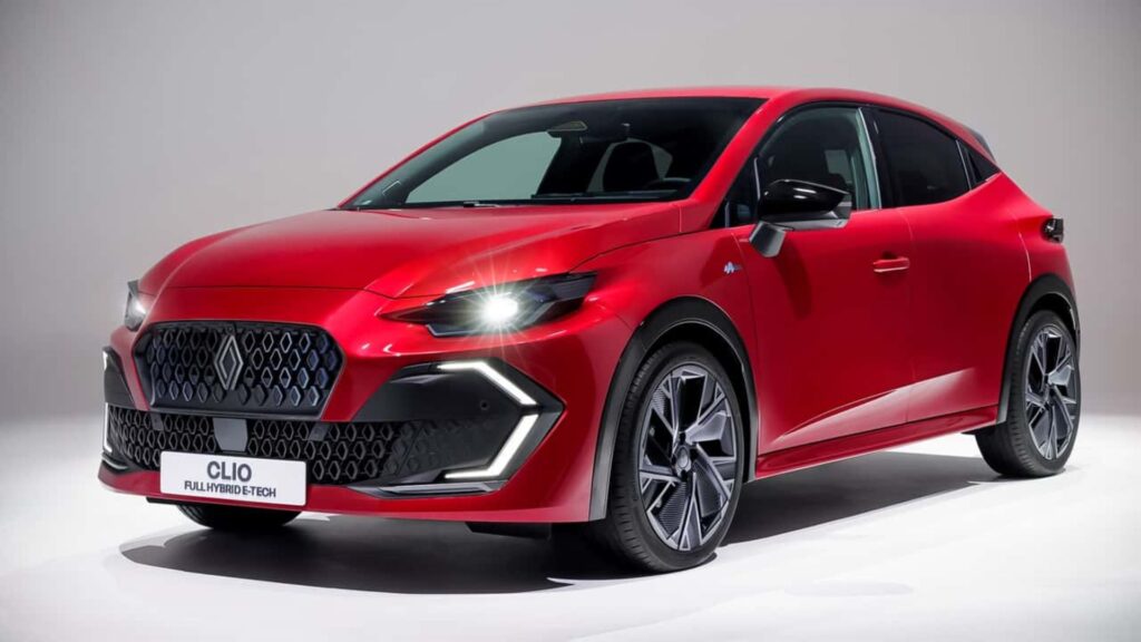 Novo Renault Clio 2026 vermelho parado na diagonal em um fundo branco.