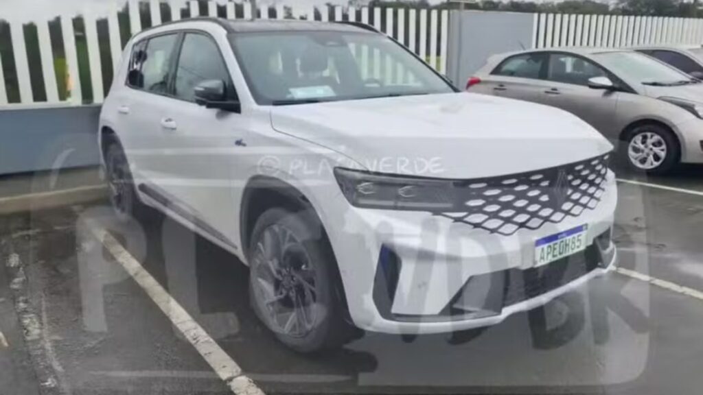 Renault Grand Koleos branco flagrado em um estacionamento.