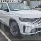 Renault Grand Koleos branco flagrado em um estacionamento.