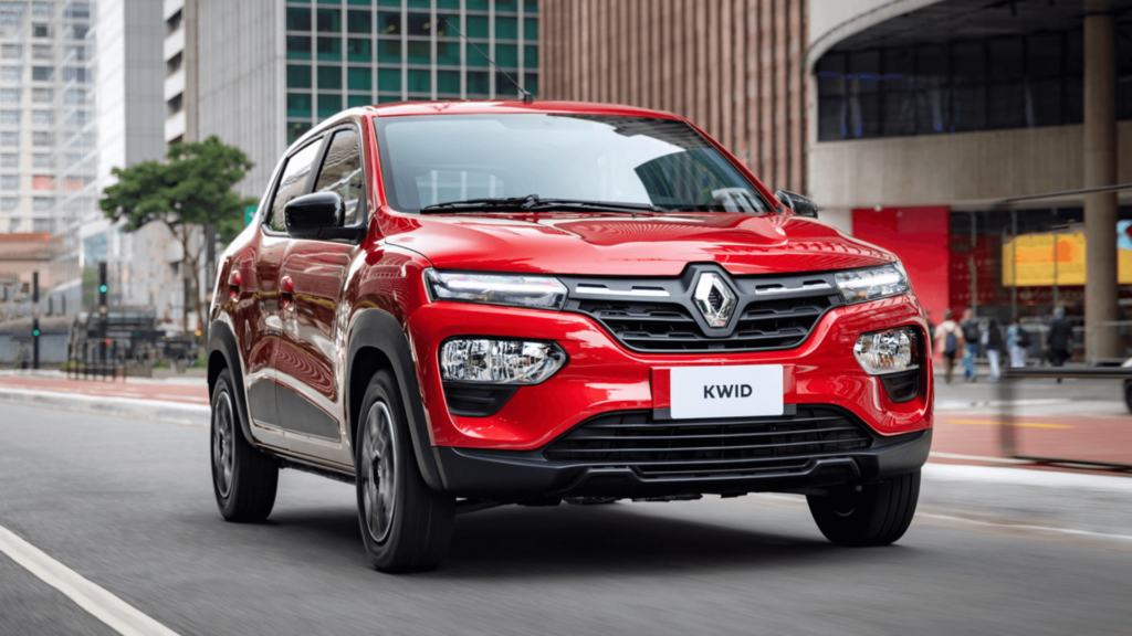 Renault Kwid vermelho em movimento.