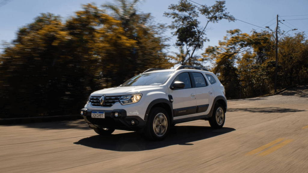 Renault Duster branca em movimento na estrada.