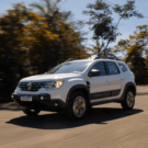 Renault Duster branca em movimento na estrada.