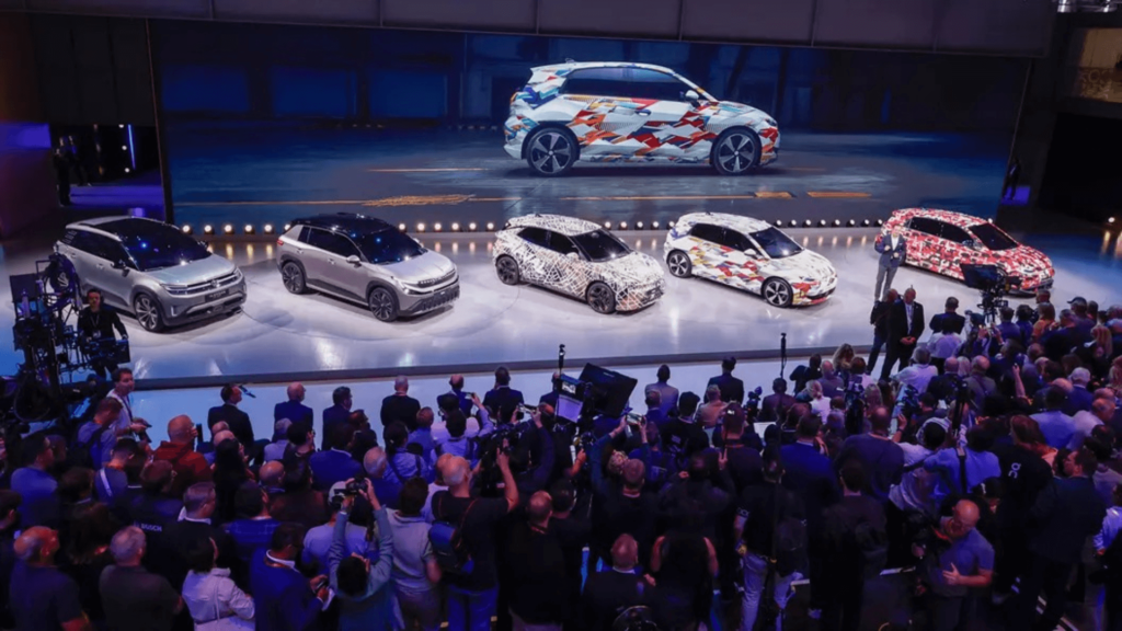 Salão de Munique com 5 carros híbridos.