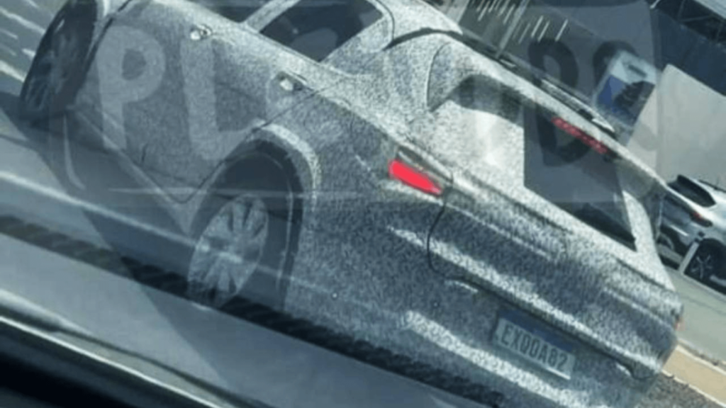 SUV do Onix  camuflado andando na estrada.