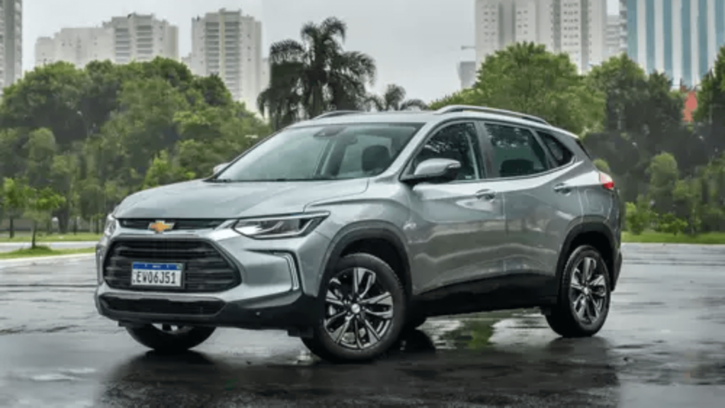 Chevrolet Tracker cinza parado na diagonal.