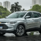 Chevrolet Tracker cinza parado na diagonal.