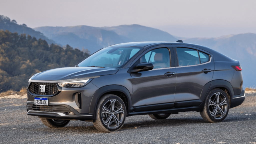 Fiat Fastback cinza parado na diagonal.