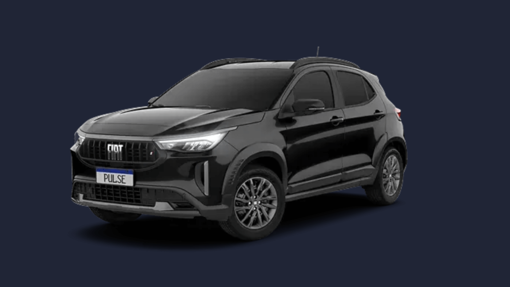 Fiat Pulse preto parado na diagonal em um fundo azul.