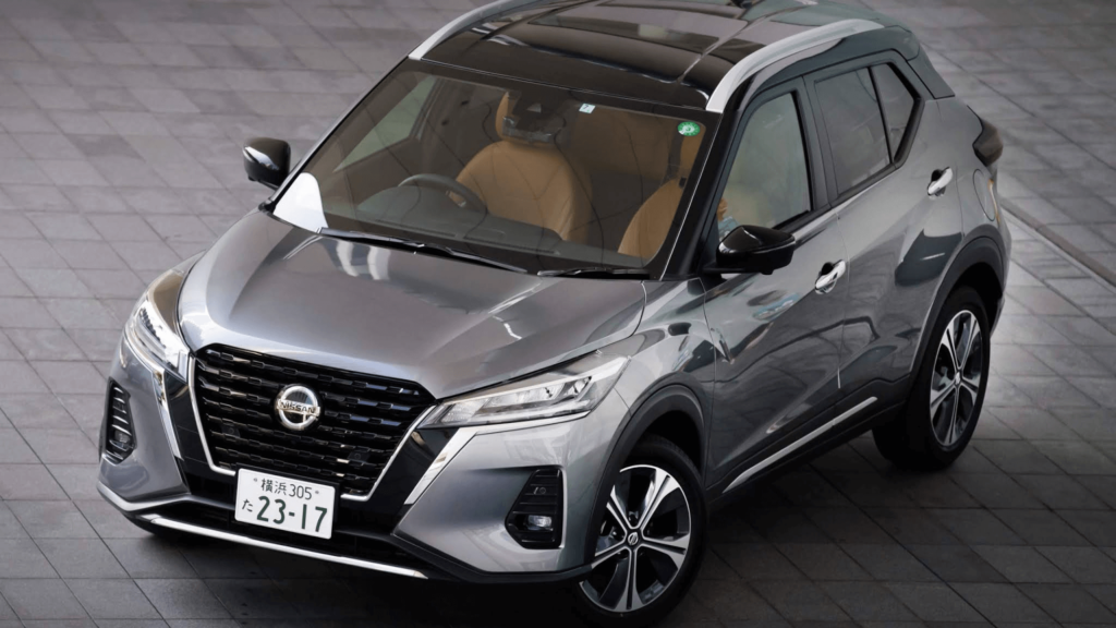Nissan Kicks cinza parado na diagonal.