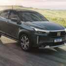 Fiat Pulse cinza em movimento.