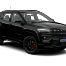 Jeep Compass preto parado na diagonal em um fundo branco.