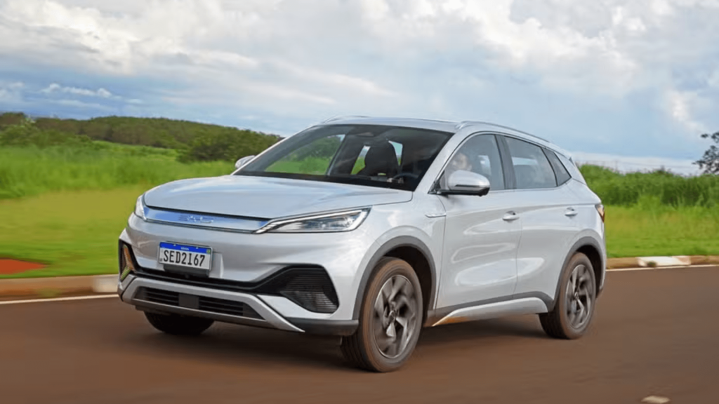 BYD Yuan Plus prata em movimento na estrada.