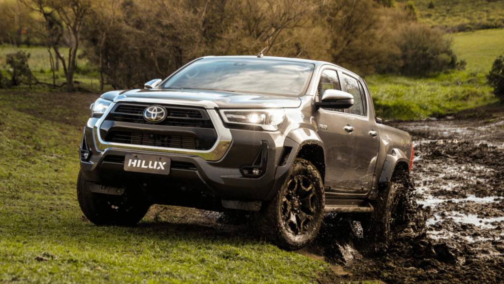 Toyota Hilux saindo de uma lama.