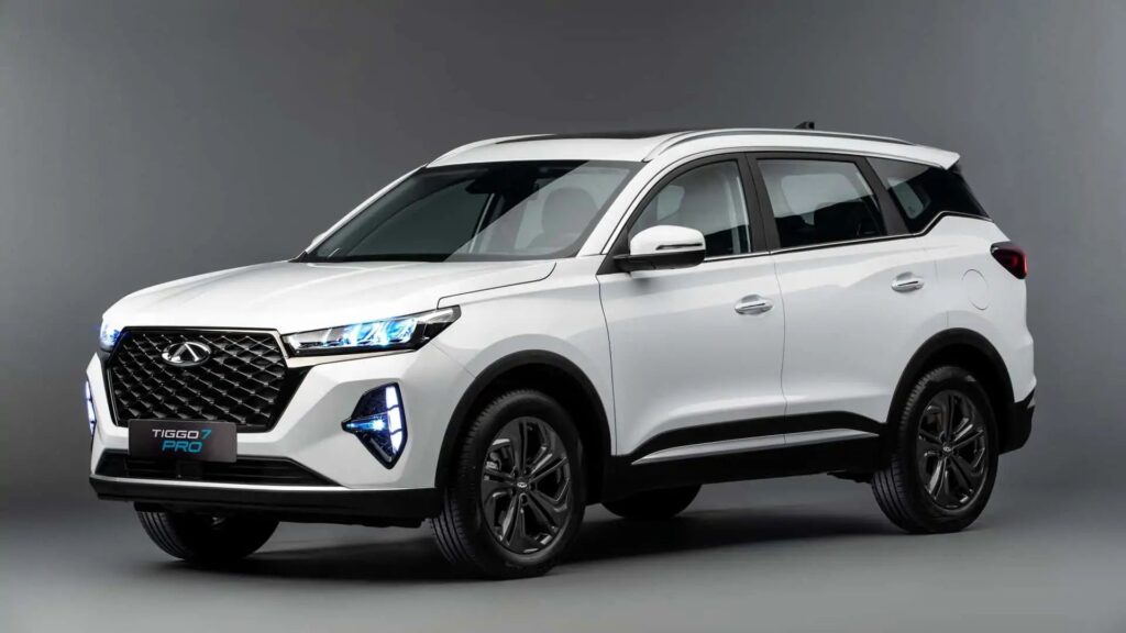 Tiggo 7 PRO Hybrid branco parado na diagonal.