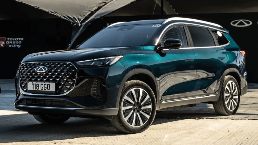 Chery Tiggo 8 2026 azul parado na diagonal.