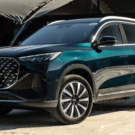 Chery Tiggo 8 2026 azul parado na diagonal.