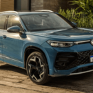 Volkswagen Tiguan 2026 azul parada na diagonal.