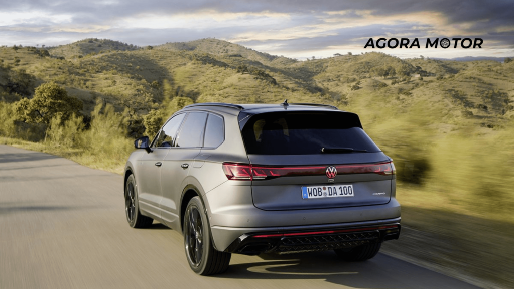 Volkswagen ID. Touareg traseira em movimento na estrada.