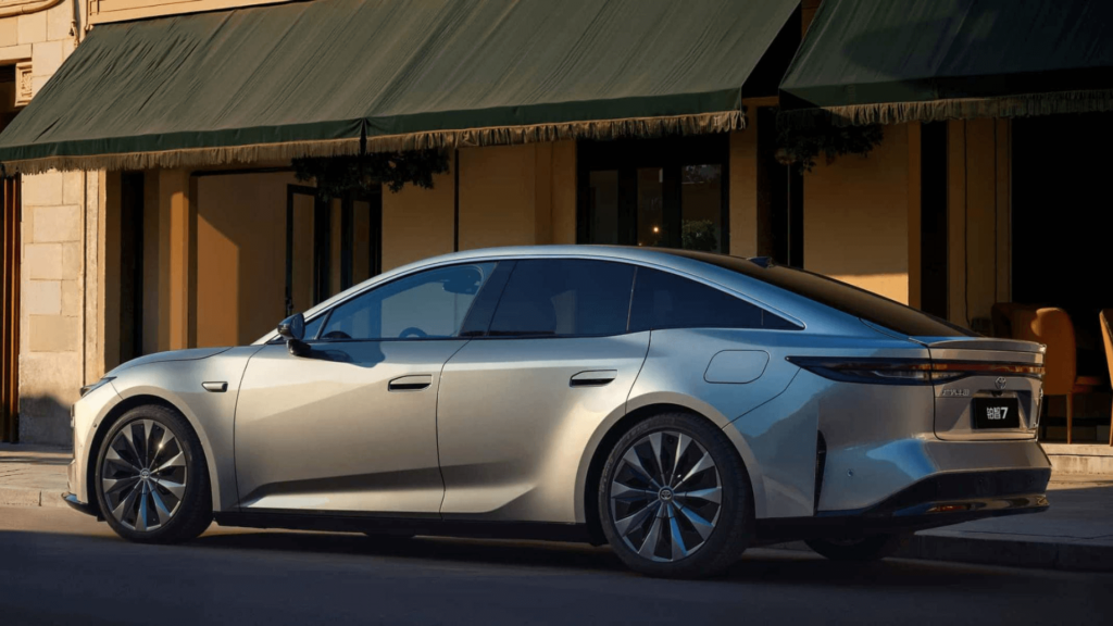 Lateral do Toyota bZ7.