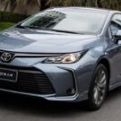 Toyota Corolla 2025 azul de frente acelerando na estrada.