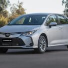 Toyota Corolla 2026 prata parado na diagonal.