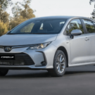 Toyota Corolla 2026 prata parado na diagonal.