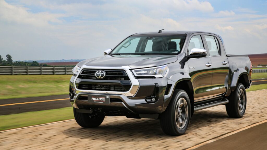 Toyota Hilux cinza em movimento.