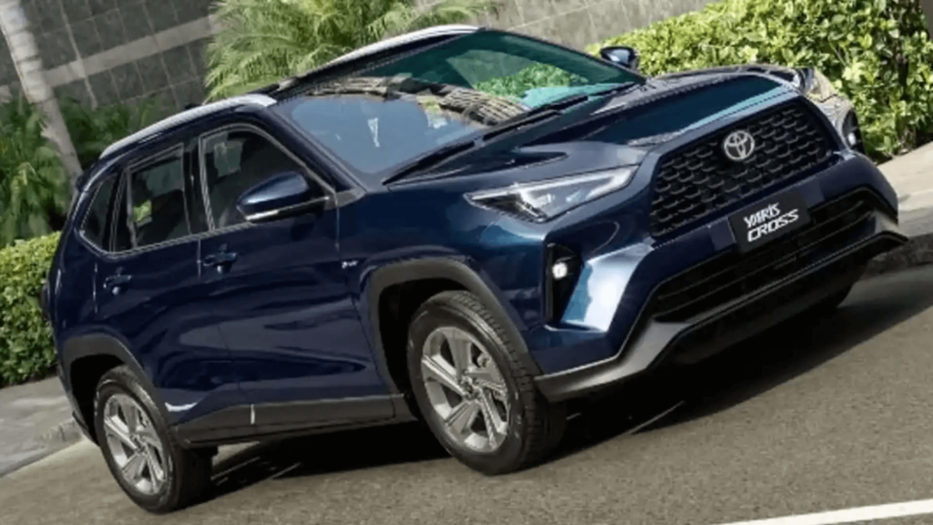 Novo Toyota Yaris Cross azul parado.