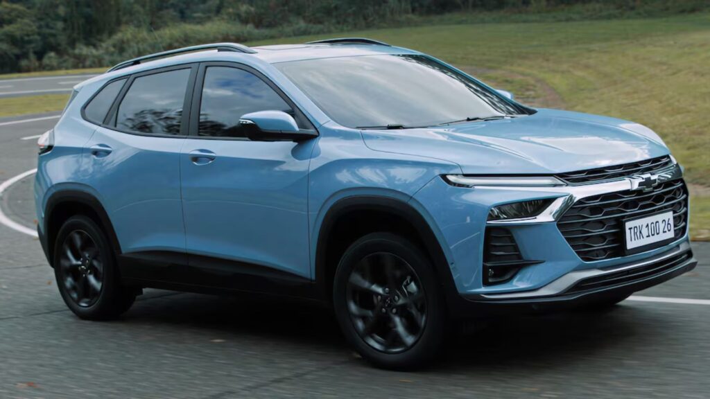 Chevrolet Tracker 2026 azul em movimento na estrada.