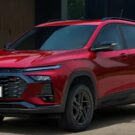 Tracker 2026 vermelha parada na diagonal.