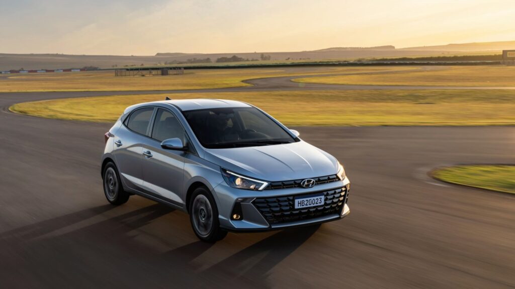 Hyundai HB20 cinza em movimento na pista de corrida.