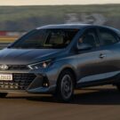 Hyundai HB20 cinza andando em uma pista de corrida.