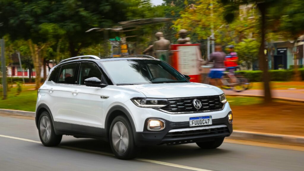 Volkswagen T-Cross branco em movimento na estrada.