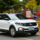 Volkswagen T-Cross branco em movimento na estrada.