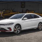 Volkswagen Jetta GLI 2026 branco parado na diagonal em um garagem de avião.