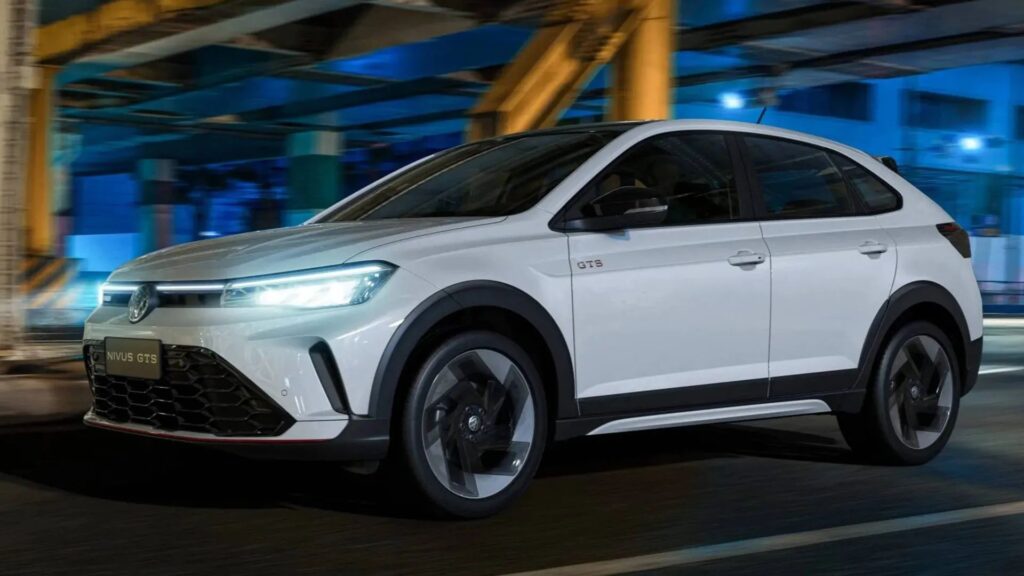 Volkswagen Nivus GTS 2026 branco em movimento na estrada de noite.