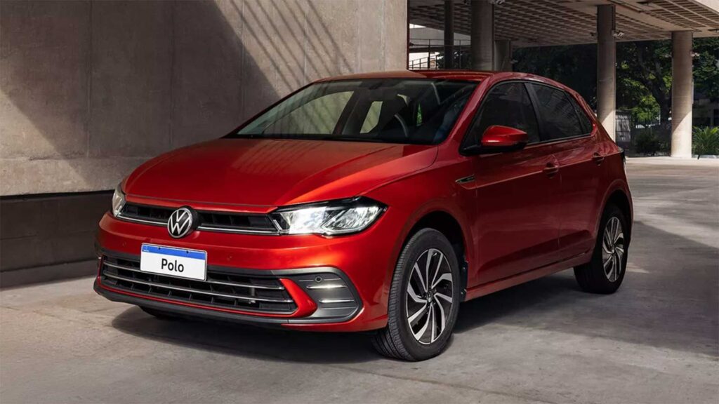 Volkswagen Polo 2026 vermelho parado na diagonal.