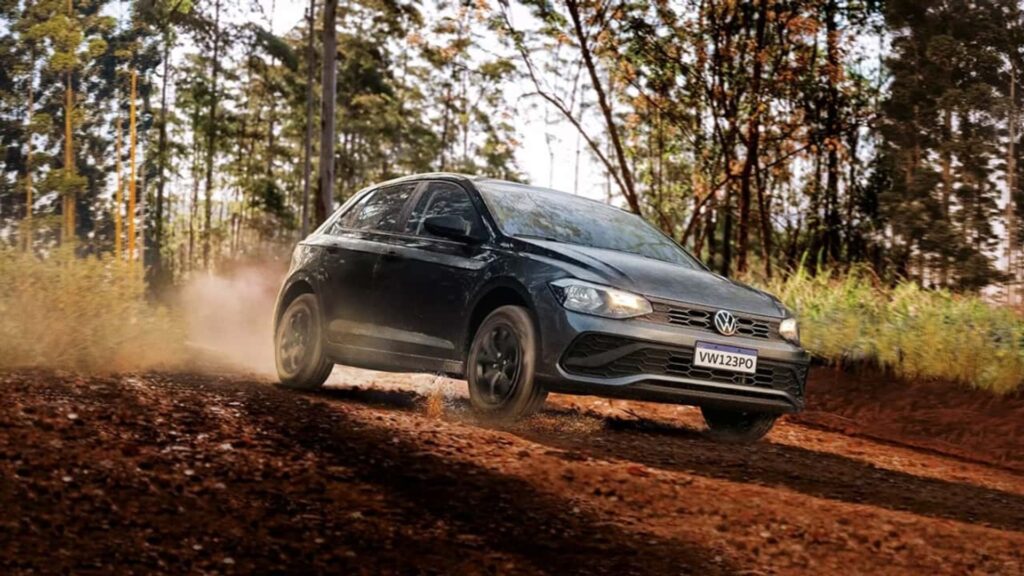 Volkswagen Polo 2026 cinza em movimento.