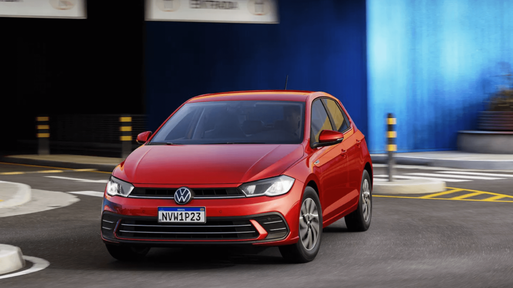 Volkswagen Polo vermelho fazendo uma curva na estrada.