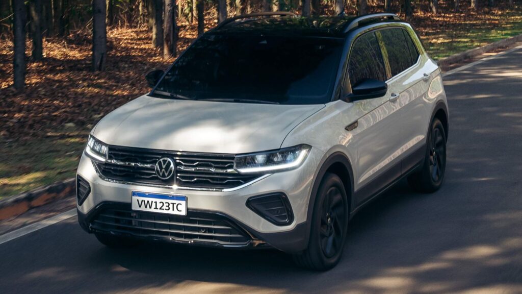 Volkswagen T-Cross branco em movimento na estrada.