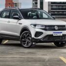 Volkswagen T-Cross 2026 branco parado na diagonal em um estacionamento.