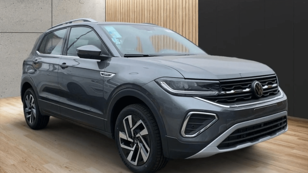 Volkswagen T-Cross cinza parado na diagonal.